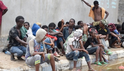 الحكومة تدين عمليات التهجير القسري للمهاجرين الأفارقة من صنعاء
