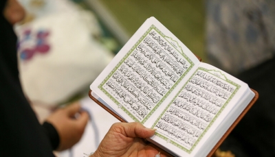 سوري يخط نسخة عملاقة من القرآن الكريم بأدوات بسيطة (صورة)
