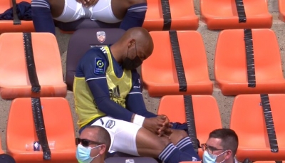 بسبب نومه أثناء مباراة فريقه.. لاعب يثير الجدل في الدوري الفرنسي