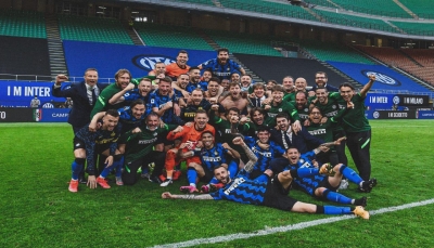 إنتر ميلان البطل يحتفل بلقب الدوري الإيطالي بفوز ساحق