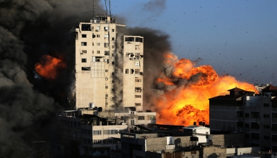 الثالث خلال 24 ساعة.. إسرائيل تقصف برجاً من 14 طابقاً بغزة، وفيديو يُظهر لحظة انهياره