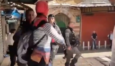ضربوها وحاولوا نزع حجابها.. فيديو يوثق اعتداء قوات الاحتلال على مصورة محجبة بالقدس