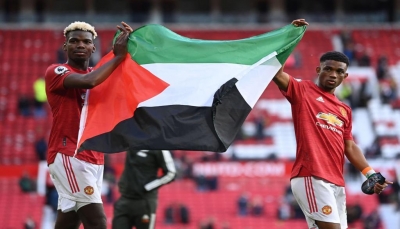 اللاعبان بوغبا وديالو يرفعان علم فلسطين بعد مباراة لمانشستر يونايتد (فيديو)