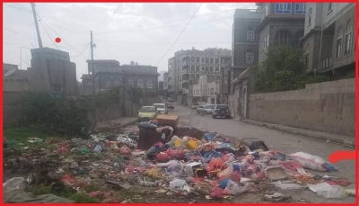 إب.. تكدس القمامة في شوارع المدينة ومراكز المديريات (صور)