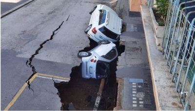 حفرة تبتلع سيارتين بأحد شوارع روما