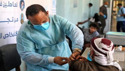 موقع بريطاني: الخوف من الآثار الجانبية للقاح "استرازينيكا" أبرز أسباب ضعف الإقبال على لقاح كورونا في اليمن