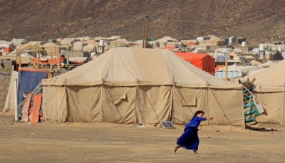 الهجرة الدولية تدعم أطفال مخيمات النزوح في مأرب بحقائب مساعدات
