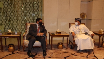 وزير الخارجية يصل مسقط في خضم حراك دولي لوقف إطلاق النار في اليمن