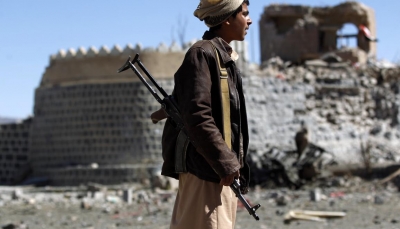 "العاطلون" وقود الحرب في اليمن: الشباب يغادرون سوق العمل