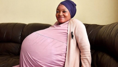 سيدة من جنوب أفريقيا تحطم الرقم القياسي وتنجب 10 توائم