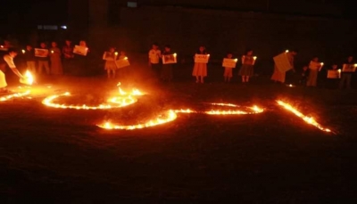 أطفال مأرب يتضامنون بالشموع أمام منزل الطفلة "ليان"
