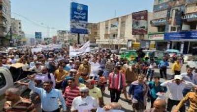 تعز.. المتظاهرون يبدأون اعتصامًا مفتوحًا أمام مقر السلطة المحلية