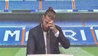 بعد 16 عاماً.. "راموس" يجهش بالبكاء خلال وداعه ريال مدريد