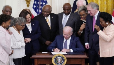 واشنطن: بايدن يوقع قانون العطلة الفدرالية احتفاءً بذكرى إنهاء العبودية