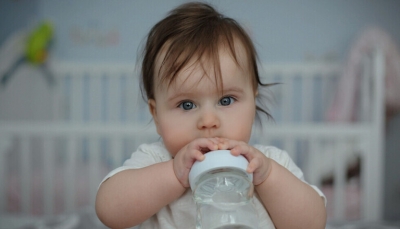 لماذا شرب الماء قد يكون قاتلا للطفل حديث الولادة؟