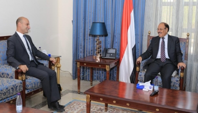 نائب الرئيس يناقش مع السفير الفرنسي جهود استكمال تنفيذ اتفاق الرياض