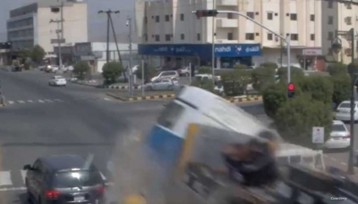 شاهد - شاحنة تسحق مركبات في حادث مروع في السعودية