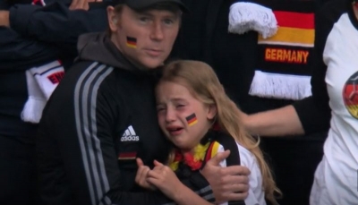 بريطاني يجمع تبرعات لطفلة ألمانية بكت بعد خسارة منتخب بلادها أمام انجلترا