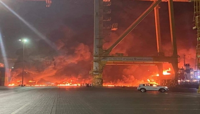 الإمارات.. حريق هائل إثر انفجار حاوية في سفينة بميناء جبل علي في "دبي"
