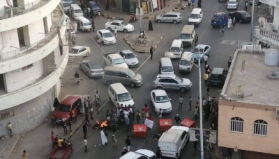 عدن.. احتجاجات شعبية للمطالبة بالإفراج عن مختطفين وتحسين الخدمات