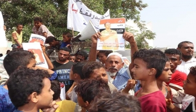 الحديدة: تجدد التظاهرات الشعبية في الخوخة للمطالبة بتسليم قتلة الشاب "بهيدر" لمحاكمتهم