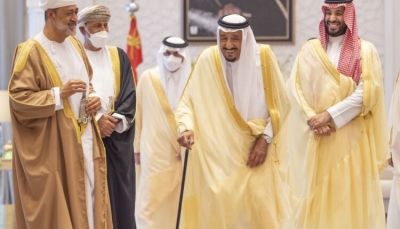 بلومبيرغ: زيارة سلطان عُمان مؤشر على تبدل تحالفات السعودية بمنطقة الخليج