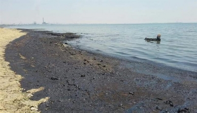الحكومة توجه بسرعة مواجهة الإنسكابات النفطية جراء غرق سفينة قبالة سواحل عدن