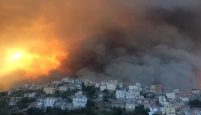 الجزائر.. حرائق مرعبة تلتهم الغابات والآلاف يضطرون لإخلاء منازلهم هرباً من النيران