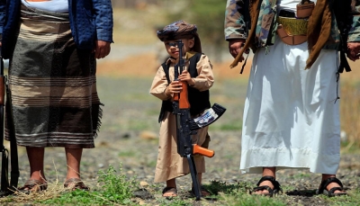 كشف تفاصيل مروعة.. تقرير بريطاني: الحوثي يدفع الأطفال إلى صفوف الحرب الأمامية