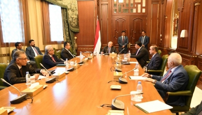 "هادي" يوجه البنك المركزي باتخاذ إجراءات حازمة ضد البنوك وشركات الصرافة المتواطئة مع الحوثيين