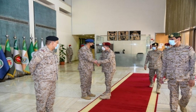وزير الدفاع يبحث مع قيادة التحالف أوجه التعاون وسير العمليات العسكرية