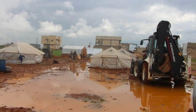 مأرب.. تضرر نحو 8 آلاف أسرة في 73 مخيماً للنازحين جراء الرياح والأمطار
