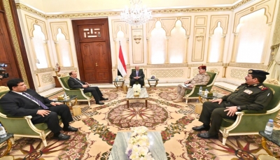 الرئيس هادي يناقش مع وزيري الدفاع والداخلية تطورات الأوضاع الميدانية