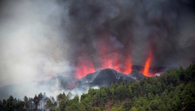 حمم بركان تدمّر نحو 100 منزل في جزر الكناري الإسبانية (فيديو)