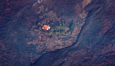 300 منزلاُ محيطاً به احترقت.. منزل ينجو بأعجوبة من حمم بركان (فيديو)