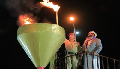 خلال عرض كشفي.. العرادة وبن عزيز يوقدان شعلة الـ 26 من سبتمبر بمأرب (صور)