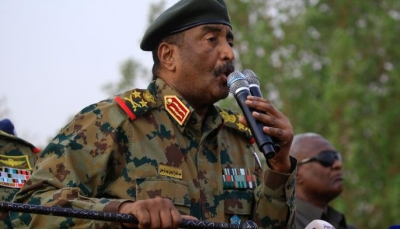 "المهنيين السوداني" يدعو لإنهاء الشراكة مع المجلس العسكري والبرهان ينفي نية الانقلاب