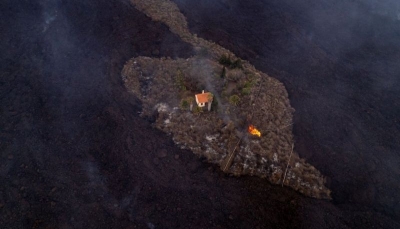 الحمم البركانية تدمر "المنزل المعجزة" بعد أن نجا الأيام الماضية في جزر الكناري