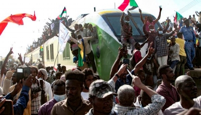 السودان.. مظاهرات تطالب بحكم مدني والبرهان يتعهد بتسليم السلطة لحكومة مدنية منتخبة