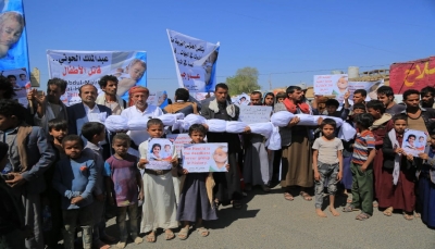 مأرب.. المئات يشيعون جثامين ثلاثة أطفال قتلتهم مليشيات الحوثي الإرهابية