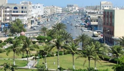 مسؤول محلي: مليشيا الحوثي تنقل معدات عسكرية إلى الأحياء السكنية بمدينة الحديدة