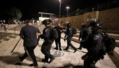 الاحتلال الإسرائيلي يصيب 17 فلسطينيا ويعتقل 15 طفلا بباب العامود في القدس