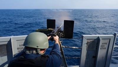البحرية الأمريكية تجري تدريبات بالذخيرة الحية في خليج عدن