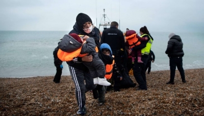 وفاة 31 مهاجرا في غرق قارب في بحر المانش بين فرنسا وبريطانيا