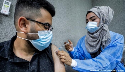 لجنة الطوارئ تُقر إلزامية التطعيم ضد "كورونا" لجميع موظفي الدولة