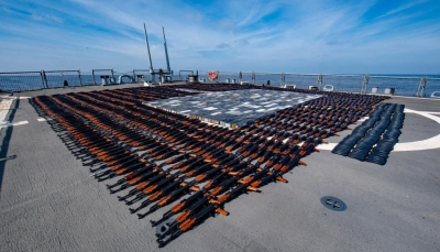 1400 بندقية هجومية.. البحرية الأمريكية تعلن مصادرة سفينة أسلحة كانت في طريقها للحوثيين 
