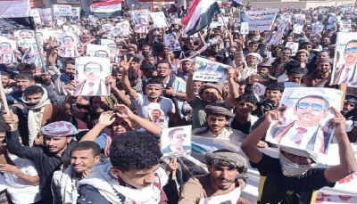 شبوة.. الآلاف يتظاهرون في "عتق" تأييداً للمحافظ محمد صالح بن عديو