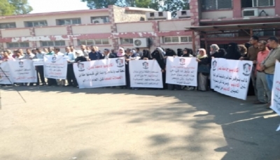 أكاديميو جامعة عدن يحتجون على ذمة قضايا مطلبية ويهددون بالتصعيد
