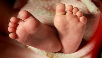 العثور على طفل حديث الولادة في سلة مهملات بحمام طائرة