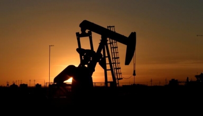 النفط يقفز فوق 85 دولارا بعد انخفاض المخزون الأمريكي
